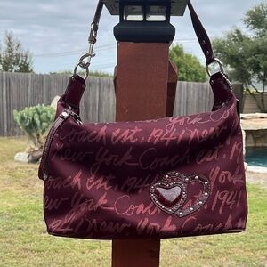 Coach limited edition G1282-F17472, color burgundy, pre owned. Good condition.❤️